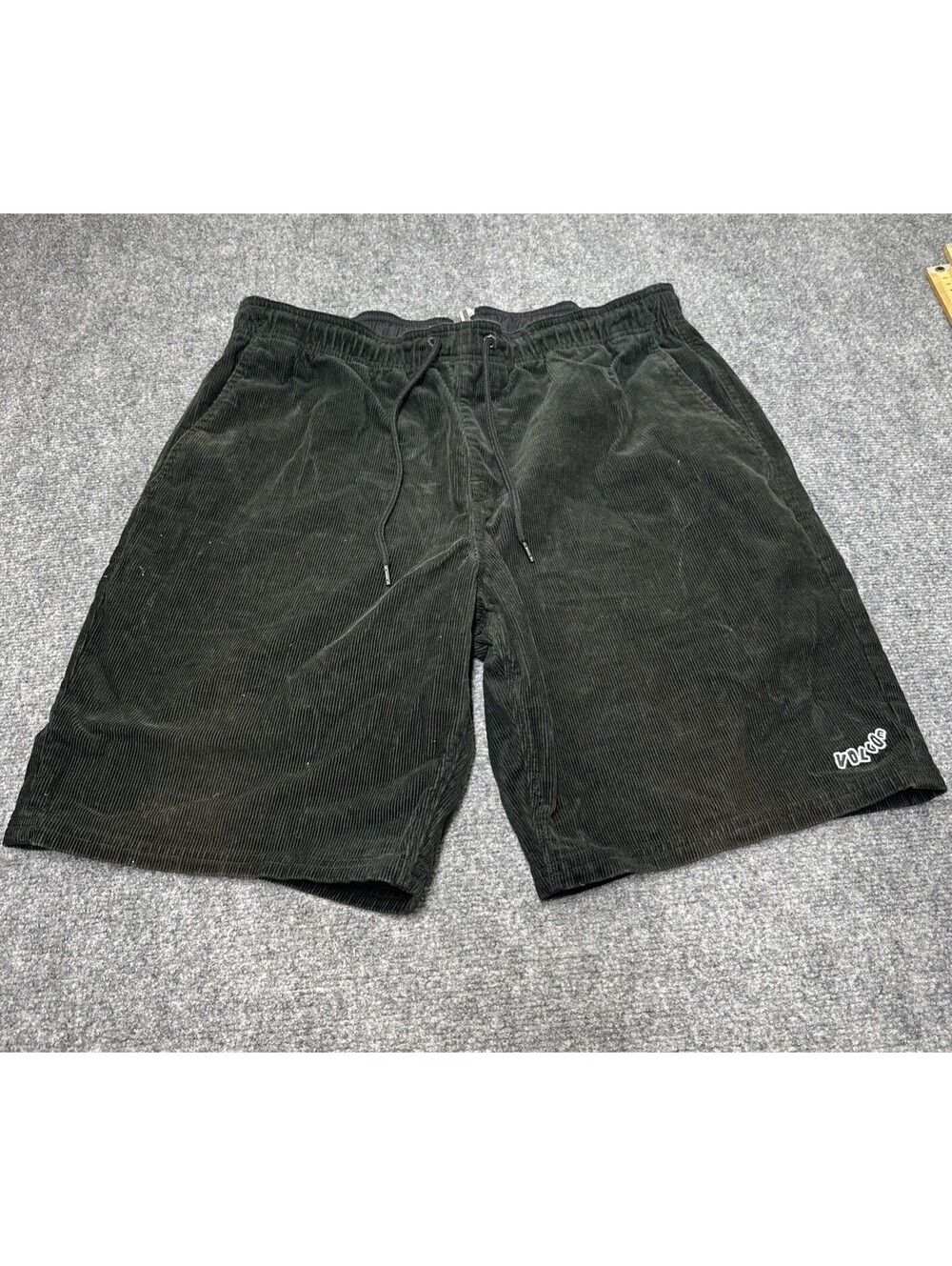 Men’s Volcom Drawstring Dark Green Corduroy Shorts Size XL (38 x 5)